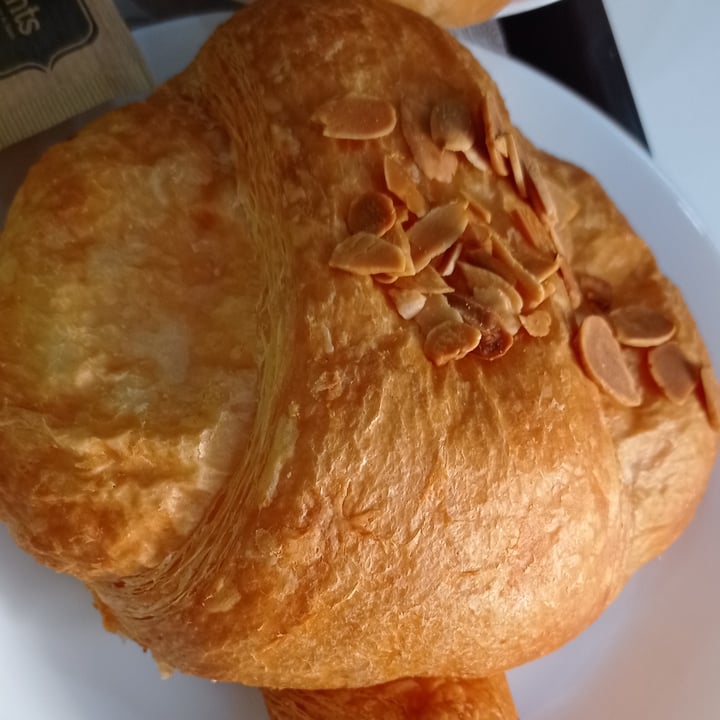 photo of CroisSants Croissant queso y jamón Vegano shared by @moniqueta on  20 Feb 2022 - review