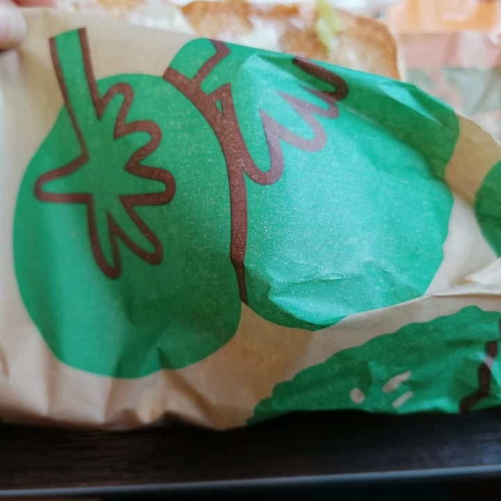 review photo of Burger King Long Chiken Vegetariano shared by @veganoonpics on 27 Dec 2021 - review