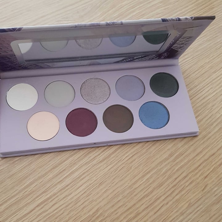 photo of Essence  "Hello New York" Eyeshadow palette shared by @laramengato on  15 Apr 2022 - review