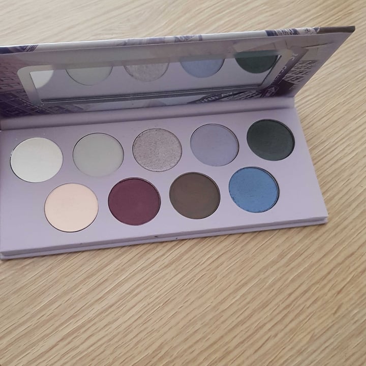 photo of Essence  "Hello New York" Eyeshadow palette shared by @laramengato on  15 Apr 2022 - review