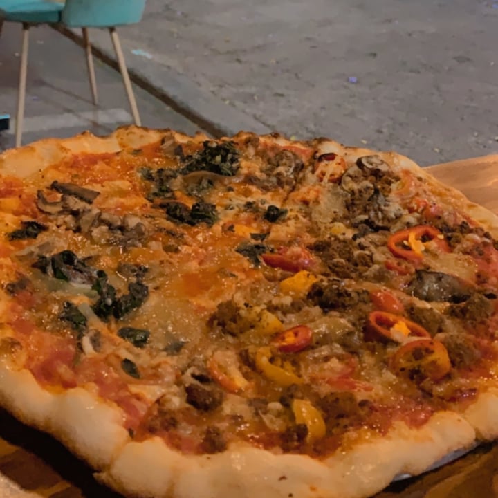 photo of Pizza Futura Pizza De Salchicha Picante shared by @scarlettvegana on  15 Mar 2021 - review
