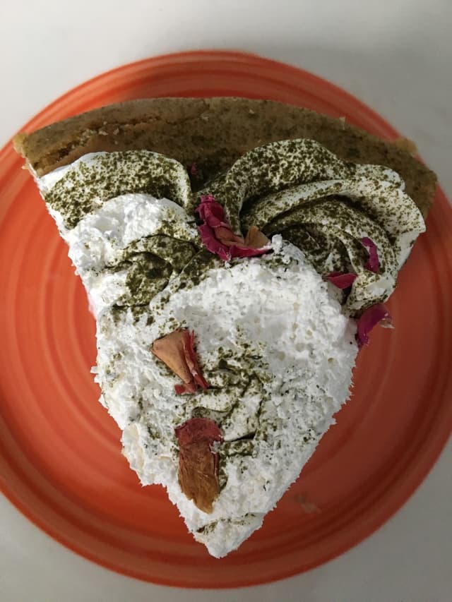 Foto del piatto “Tarta de matcha, calabacín, mermelada de frambuesa y nata”
