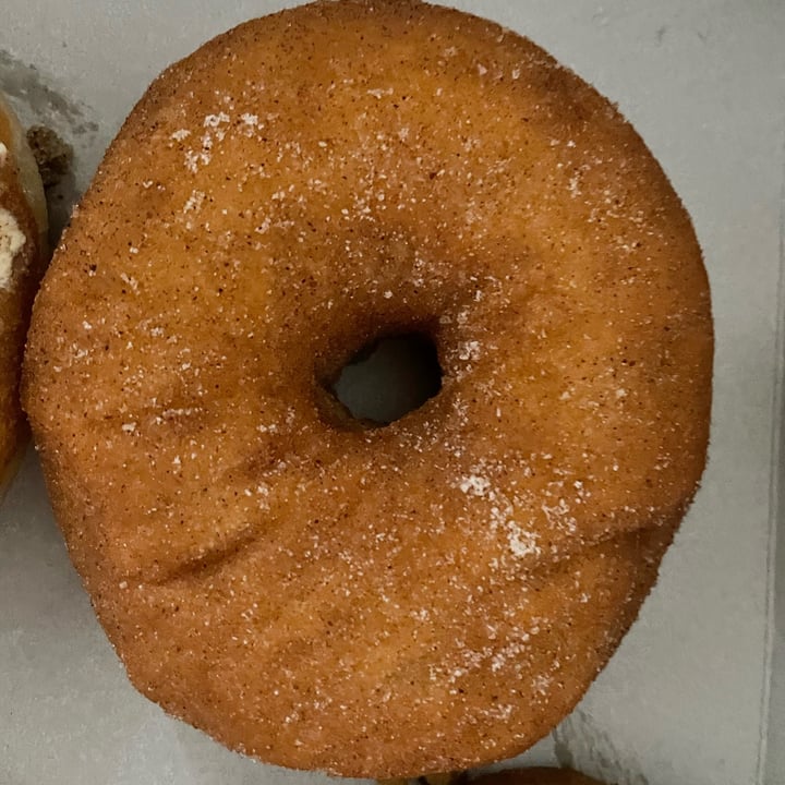 photo of Grumpy & Runt | Little Deli & Donuts Cinnamon Donut shared by @lassetiereleben on  29 Mar 2022 - review