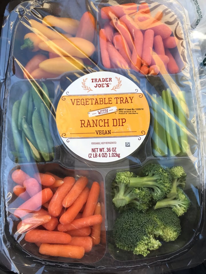 review photo of Trader Joe's Vegetable Tray with Vegan Ranch Dip shared by @taylortots on 15 Dec 2018 - review