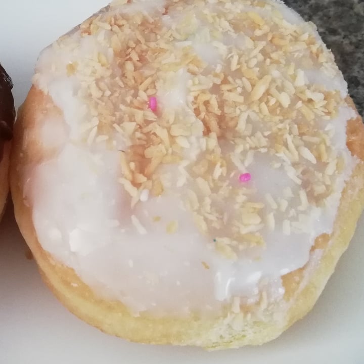 photo of The Munch Box Coconut Cream Pie Donut shared by @dgomes on  26 Sep 2021 - review