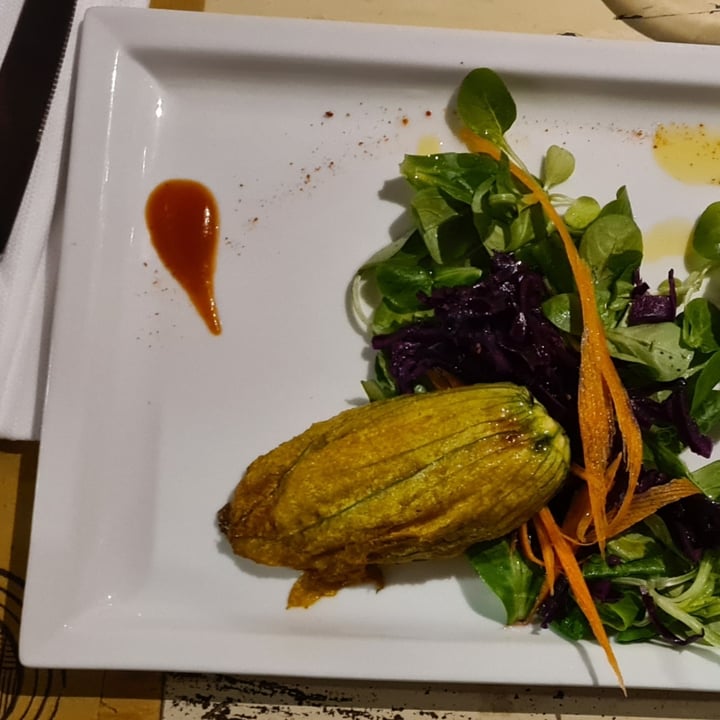 photo of L'Orto già Salsamentario - Vegan & raw food fiori di zucca ripieni di tofu affumicato shared by @sara1234 on  24 Nov 2022 - review