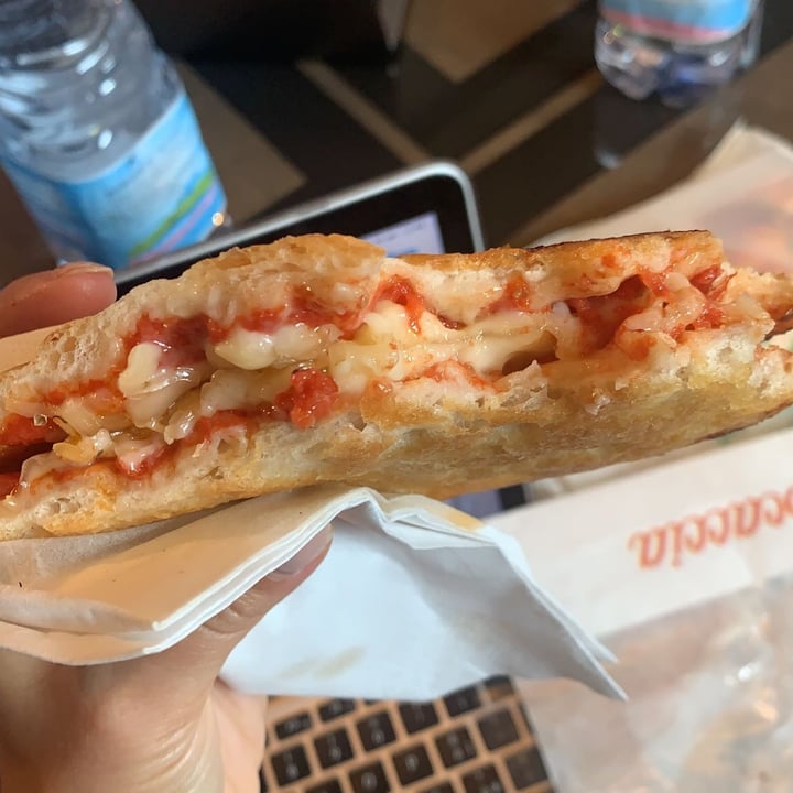 photo of Coccole di Gusto Milano - Alimentari bio Vegan Pizza con mozzarella vegana shared by @aries24 on  30 Nov 2021 - review