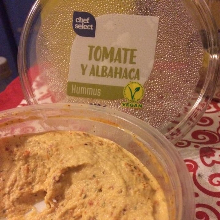 review photo of Chef Select Hummus Tomate y Albahaca shared by @bigvegantheory on 14 Oct 2020 - review