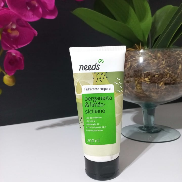 review photo of Hidratante Needs Bergamota e Limão Siciliano possui óleo de amêndoas e Vitamina E. Hipoalergênico e livre de parabenos. Indicado para todos os tipos de pele. O produto vem com 200ml, paguei na faixa de R$ 12,00 na rede de farmácia Raia Drogasil. #ranchodosgnomos Creme Corporal Needs shared by @veronicafonte on 22 Apr 2022 - review
