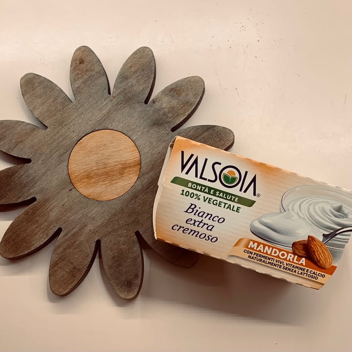 photo of Valsoia Yogurt Bianco Extra Cremoso Mandorla shared by @isabelbii on  13 Apr 2021 - review