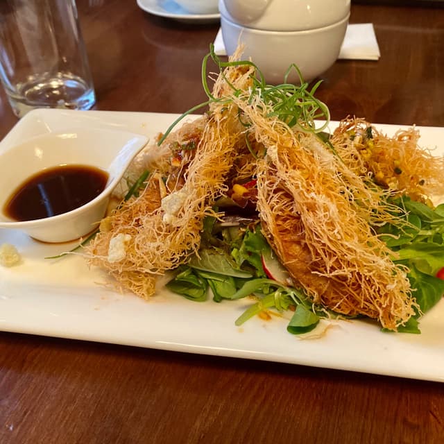 Photo du plat “Knusprig gebratener Filoteig, Seitan, Salat und Orange Sauce”