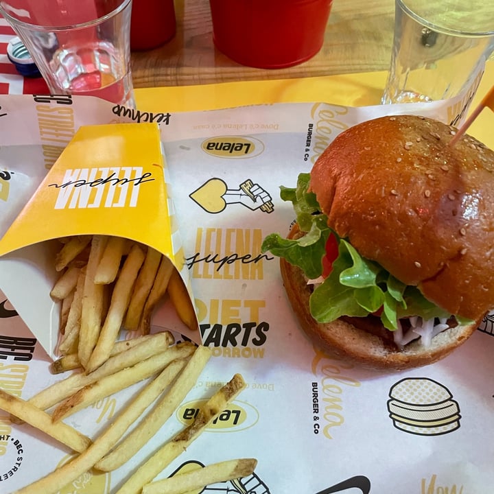 photo of Lelena Burger Beyond burger shared by @theveganent on  07 Oct 2021 - review