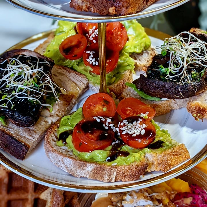 photo of The Oatberry Cafe Avocado & Vine Tomato Toast shared by @xinru-t on  05 May 2022 - review