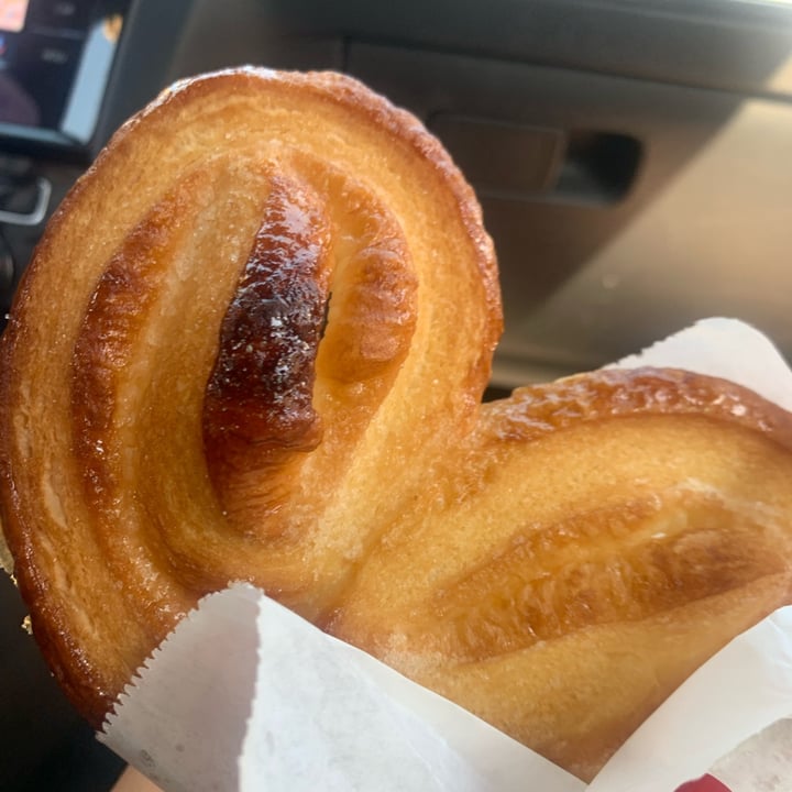 photo of Pasticceria Da Mario Sfogliatella alla mela vegan shared by @rabarbaro on  16 Jul 2022 - review