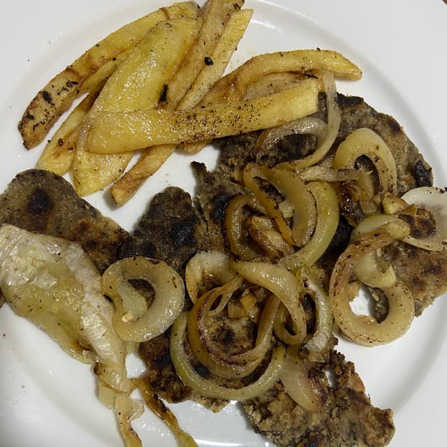 Foto del plato “Milanesa empanizada encebollada”