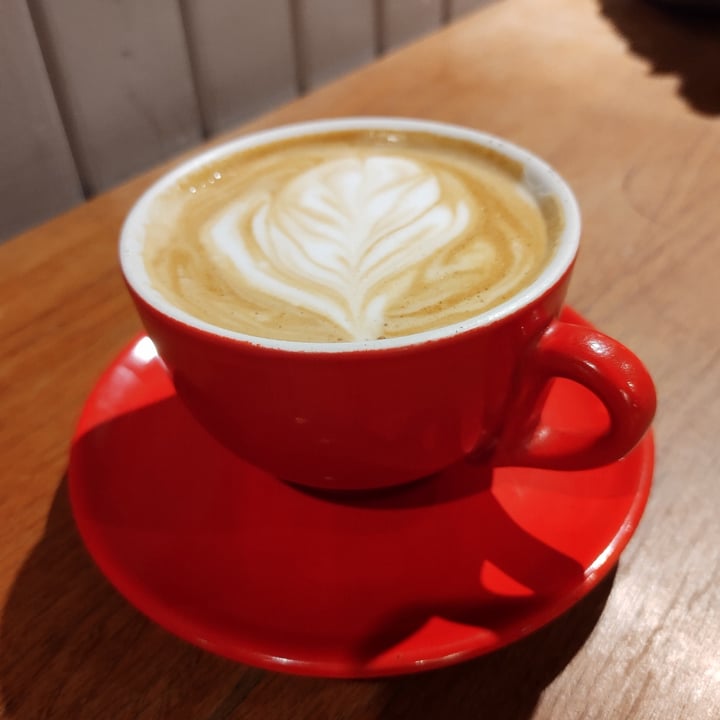 photo of Harper Juice & Coffee Café con leche de almendras shared by @julibarbazan on  22 Sep 2021 - review