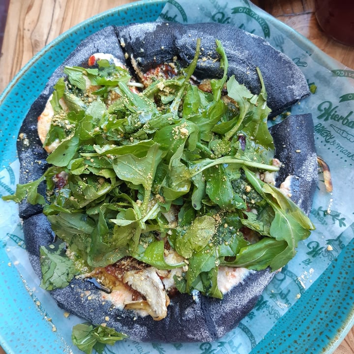 photo of Hierbabuena Black Pizza Con Queso Vegano Y Rucula shared by @nanubostera on  13 Jul 2021 - review