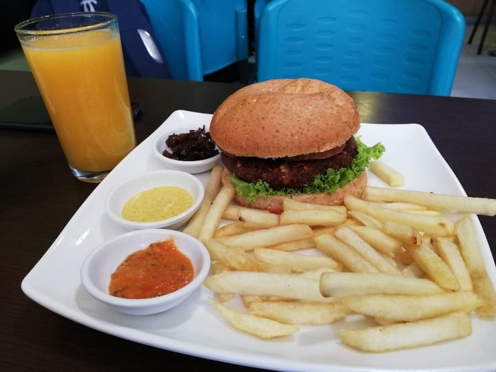 review photo of Bulevar Sésamo Vegetariano Hamburguesa shared by @paulaca on 04 Nov 2019 - review