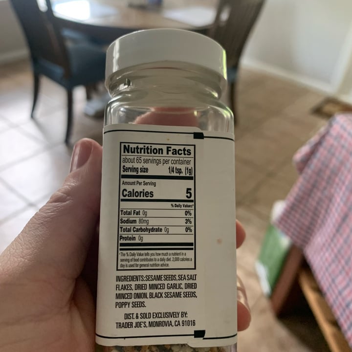 photo of Trader Joe's Everything But The Bagel Sesame Seasoning Blend shared by @nikkidavisarmstrong on  27 May 2022 - review
