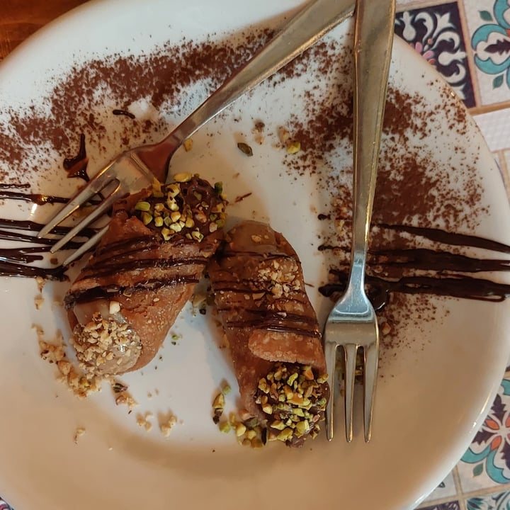 photo of Status Quo Cannolo con crema di pistacchi e nocciole shared by @francescapannone78 on  26 Nov 2022 - review