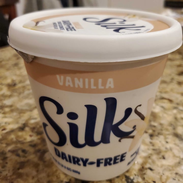 photo of Silk Vanilla Yogurt Alternative Made with Soy 680g shared by @donnaeatsplants1st on  30 Apr 2021 - review