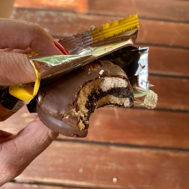 review photo of Seu Divino Alfajor branco recheado com creme de chocolate e cobertura sabor chocolate shared by @maynutriveg on 13 Sep 2022 - review