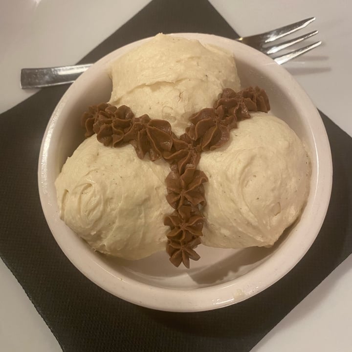 photo of Ristorante Vegano Biologico La Lanterna Profiterole al cioccolato bianco shared by @valeborrons on  16 Apr 2022 - review