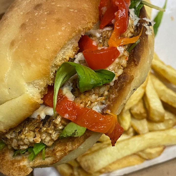 photo of Pizzeria Cosa Nostra Hamburguesa De Berengena Arroz Yamaní, Queso De Almendras Tomates Confitados Y Rucula shared by @bescalante on  28 May 2021 - review