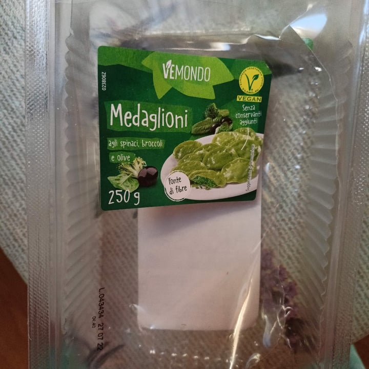 photo of Vemondo  Medaglioni Agli Spinaci, Broccoli e Olive Nere shared by @beevegan on  15 Jul 2022 - review