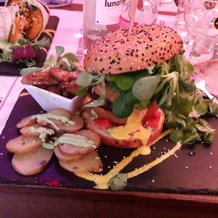 photo of Sanissimo Gran Via Hipster burger shared by @lauradeep on  18 Dec 2022 - review