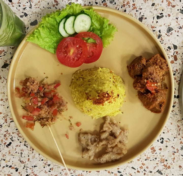 review photo of Burgreens Bandung Vegan Rendang Platter with Crispy Mushroom shared by @irawanjohan on 07 Dec 2019 - review