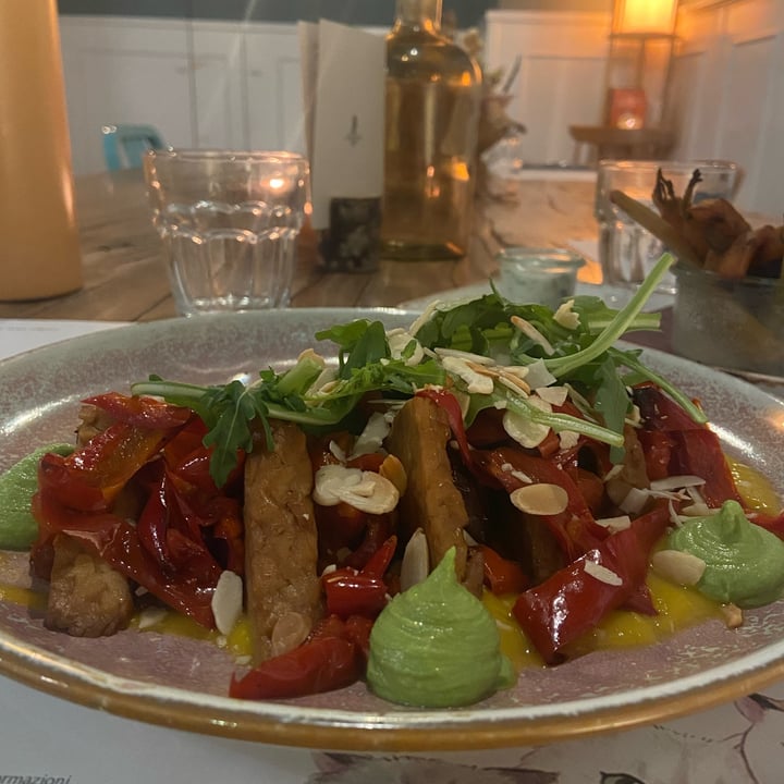 photo of Romeow Cat Bistrot Tempeh tamari e lime con peperoni cornetto, rucola, mandorle e coulis di peperone giallo shared by @fiammetta on  02 Oct 2022 - review