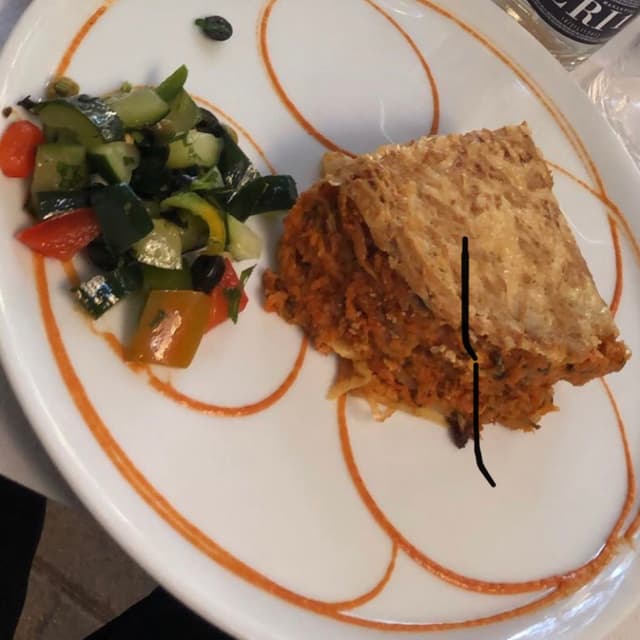 Foto do prato “Lasaña vegetal con queso vegano y ensalada italiana”