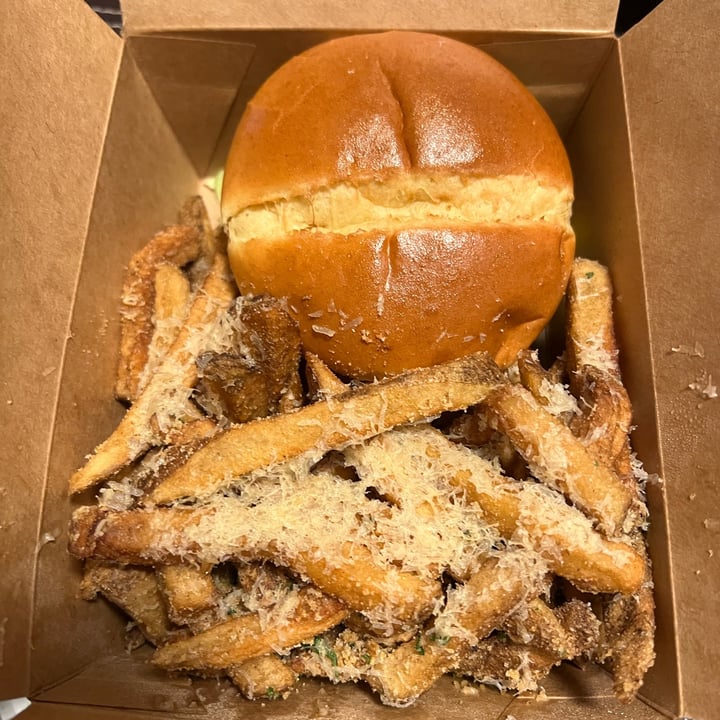 photo of Nateure’s Plate Buffalo chicken burger and garlic parm fries shared by @fsshealth on  02 Mar 2022 - review