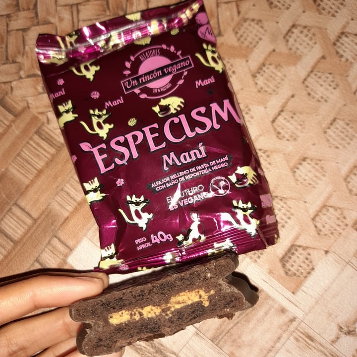 photo of Un Rincón Vegano Alfajor de maní y chocolate shared by @veganitha on  03 Aug 2022 - review