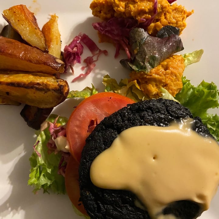 photo of Lexi's Healthy Eatery Activated Charcoal Burger shared by @plantbasedstorm on  15 Jun 2020 - review