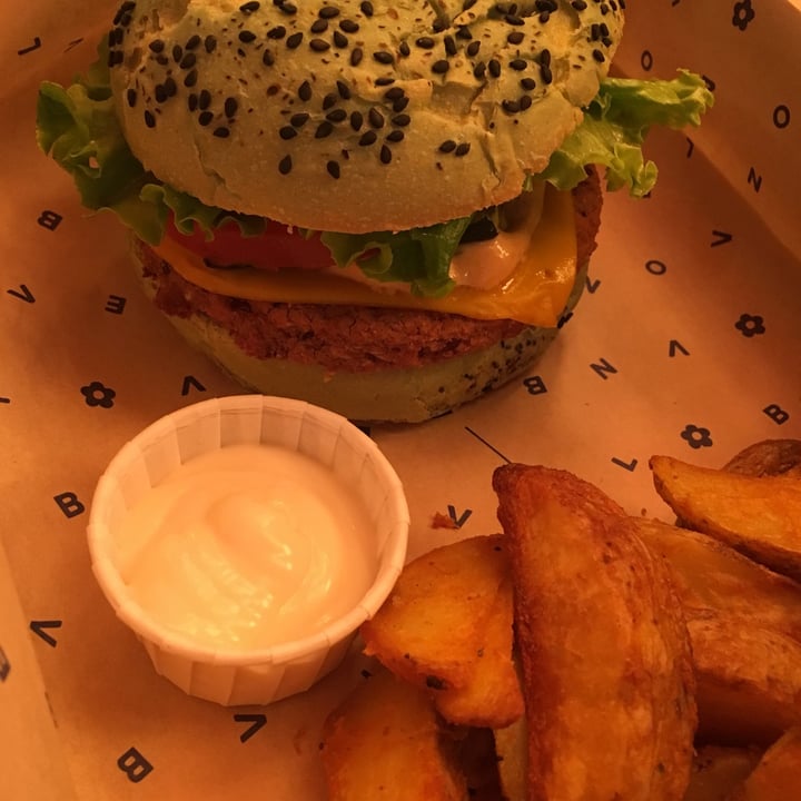 photo of Flower Burger Jungle Burger shared by @occhiverdinelmirino on  24 Mar 2022 - review