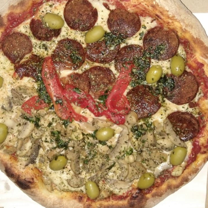 photo of Blondie Pizza vegana mitad champiñones y calabresa shared by @jorgelinavegana on  22 Feb 2021 - review