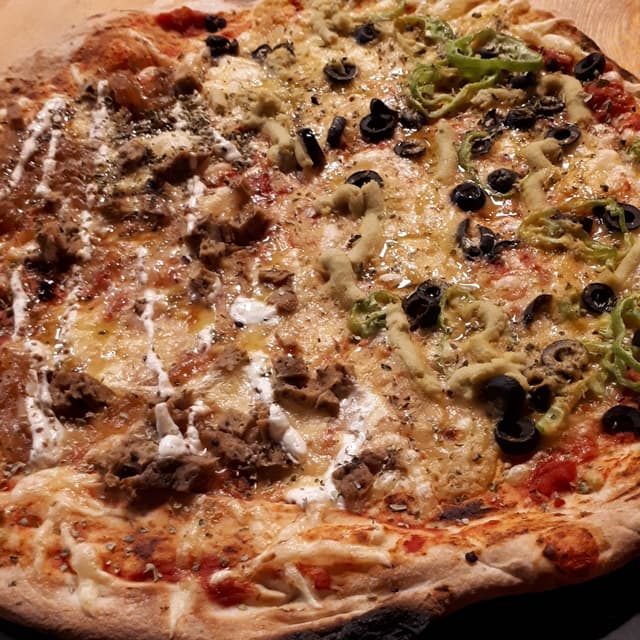 Photo of the dish “Pizza Con Falafel, Pimiento Verde, Salsa Curry Y Aceitunas Negras”
