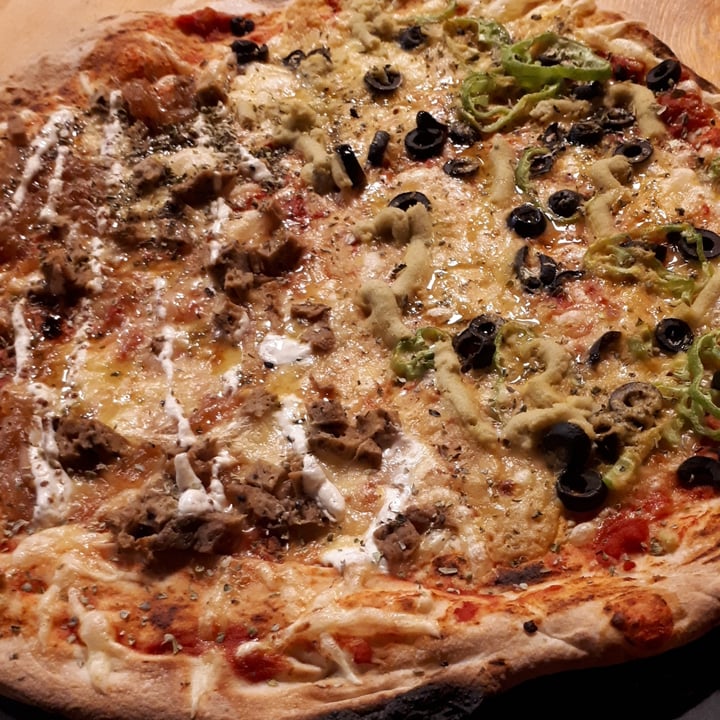 photo of Pizzeria Trozo Pizza Con Falafel, Pimiento Verde, Salsa Curry Y Aceitunas Negras shared by @yemapel on  21 Sep 2020 - review