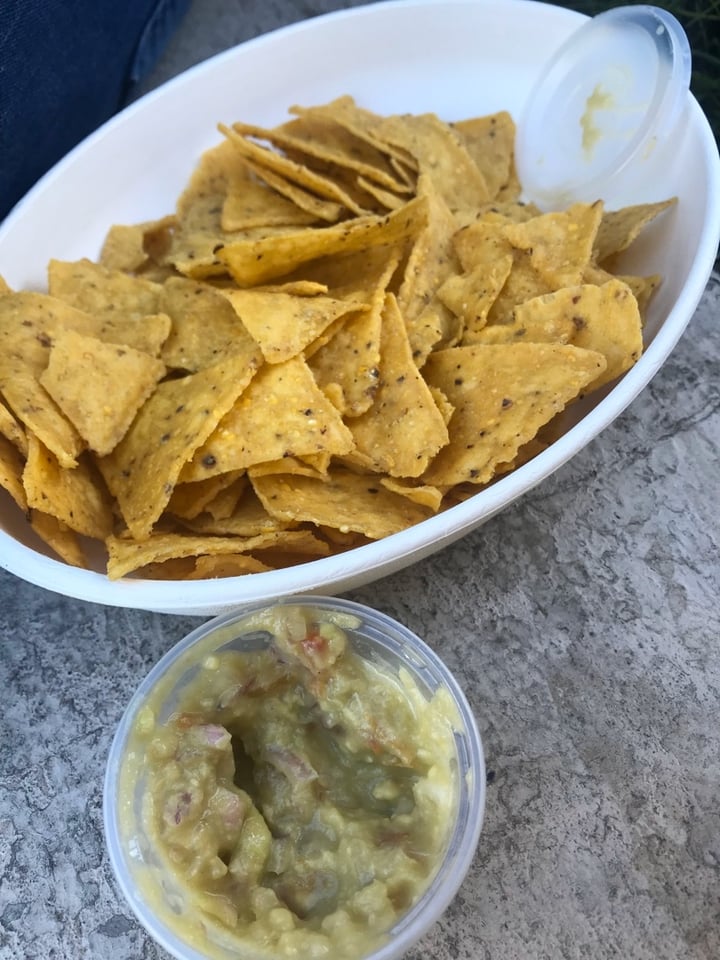 photo of Estilo Veggie Nachos con guacamole shared by @jenniferchavess on  09 Dec 2019 - review