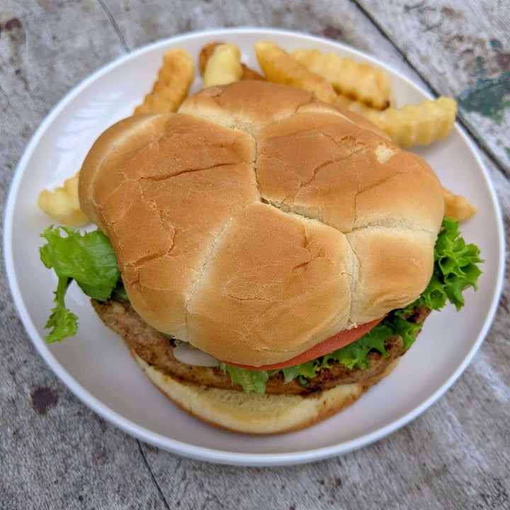 photo of Loving Hut Grilled Tender Burger shared by @veggieassassin on  18 Oct 2022 - review