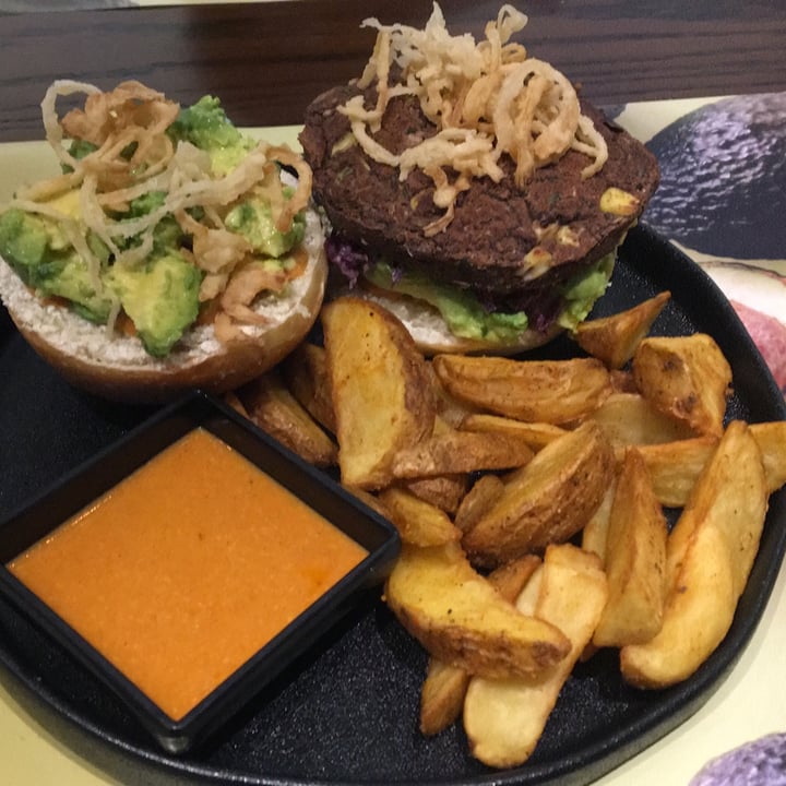 photo of Avocado Beirut avocado burger shared by @yasminag on  06 Dec 2020 - review