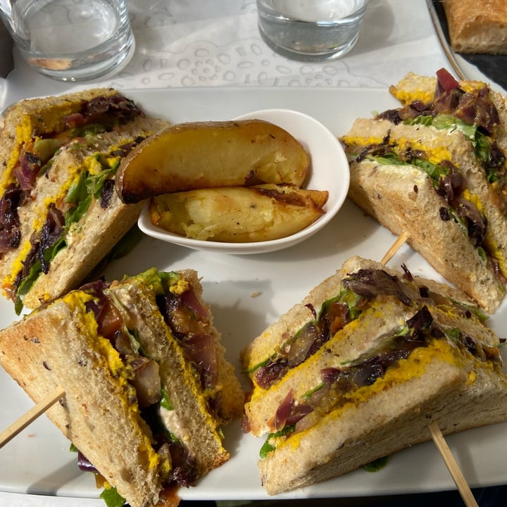 review photo of Naturalmente a Milano Rigoni di Asiago Club Sandwich Vegano shared by @cecinscatola on 06 Apr 2022 - review