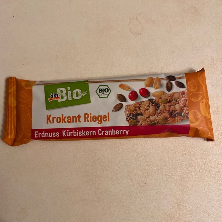 review photo of dmBio Krokant Riegel Erdnuss Kürbiskern Cranberry shared by @plantbasedizy on 25 Dec 2019 - review