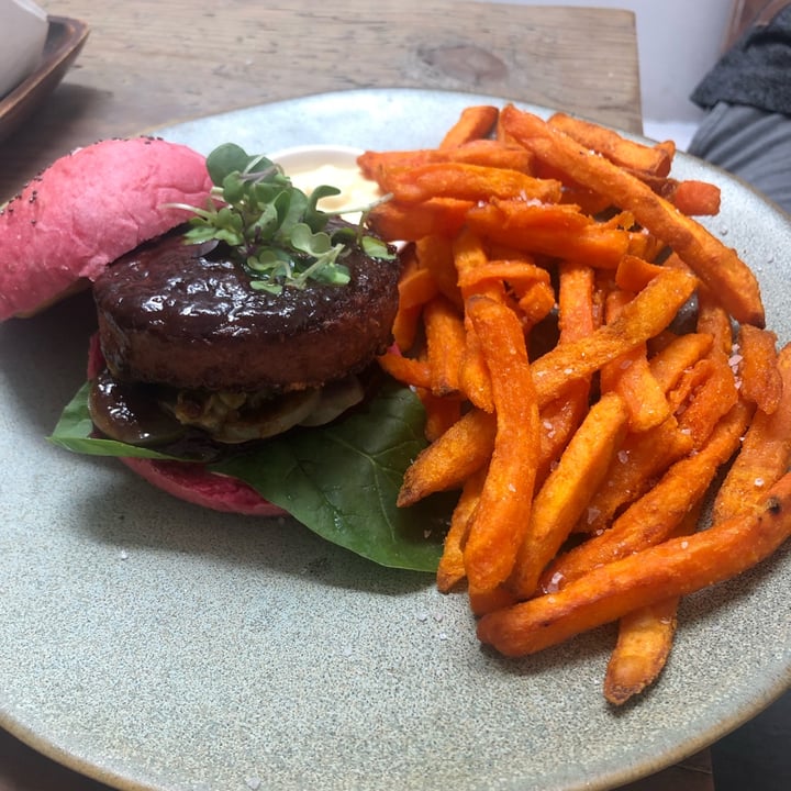 photo of The Conscious Kitchen Beyond meat burger served with sweet potato chips shared by @melveegan on  04 Sep 2022 - review