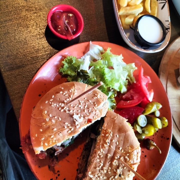 photo of Veganarsist Alev Alev burger shared by @helenevegan on  15 Sep 2021 - review
