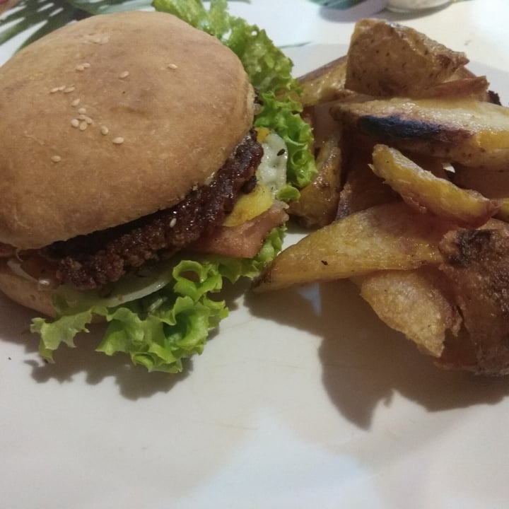 review photo of El patio Vegan food Hamburguesa con papas shared by @chale on 24 May 2021 - review