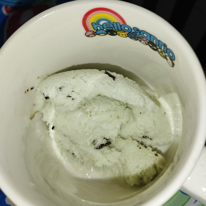 review photo of H-E-B Non Dairy Minty Choco Chip Ice cream shared by @sadnohe on 30 Jul 2022 - review