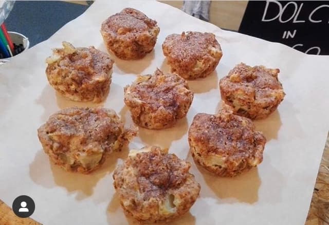 菜肴“vegan muffin with apple, cinnamon and almonds”的照片